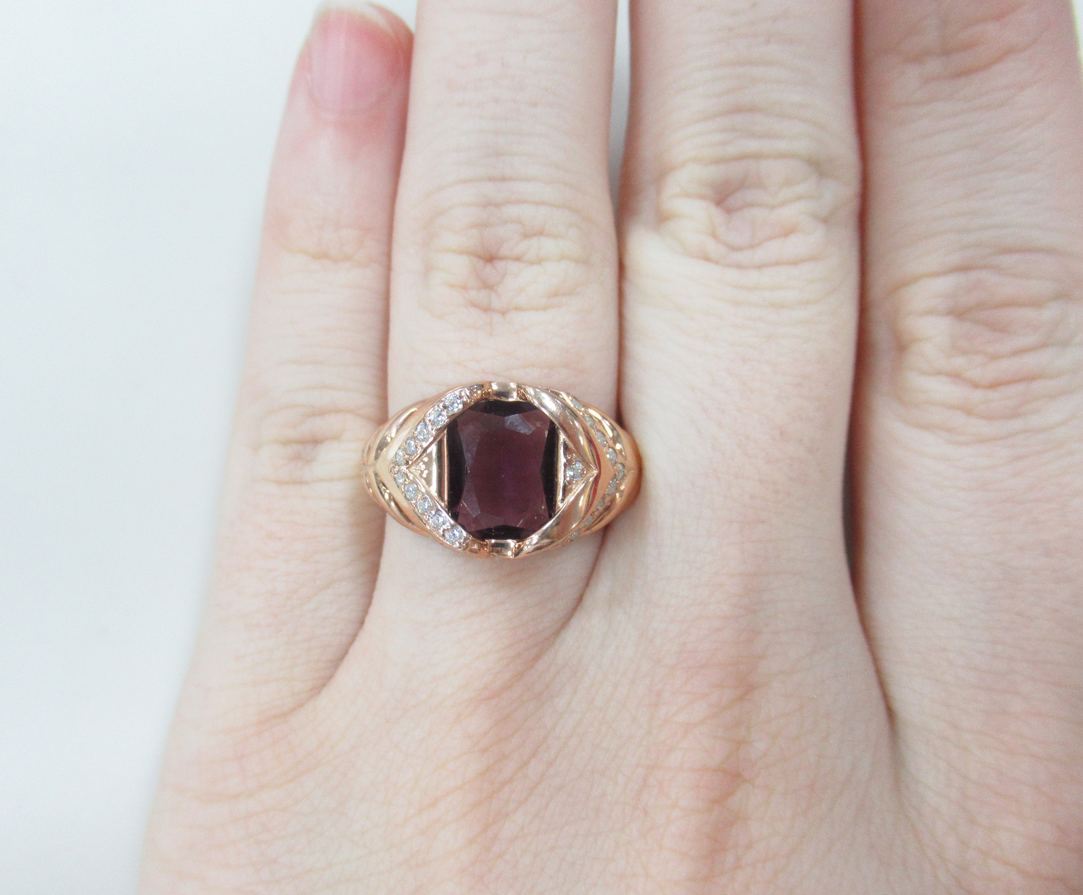 Серебряное кольцо 925 пробы; вставки 1 Пл. Кварц цв.аметист; 20 Куб. Цикроний бесцв.;